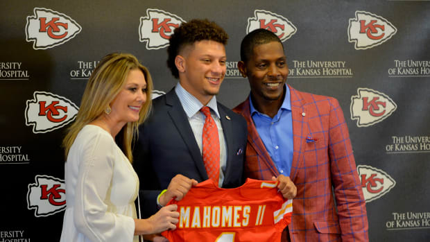 Kansas City Chiefs quarterback Patrick Mahomes II poses for a photo with his mother Randi and father Pat Mahomes after being drafted by the Chiefs in 2017. Pat Mahomes was arrested on suspiscion of DWI in Tyler on Saturday.